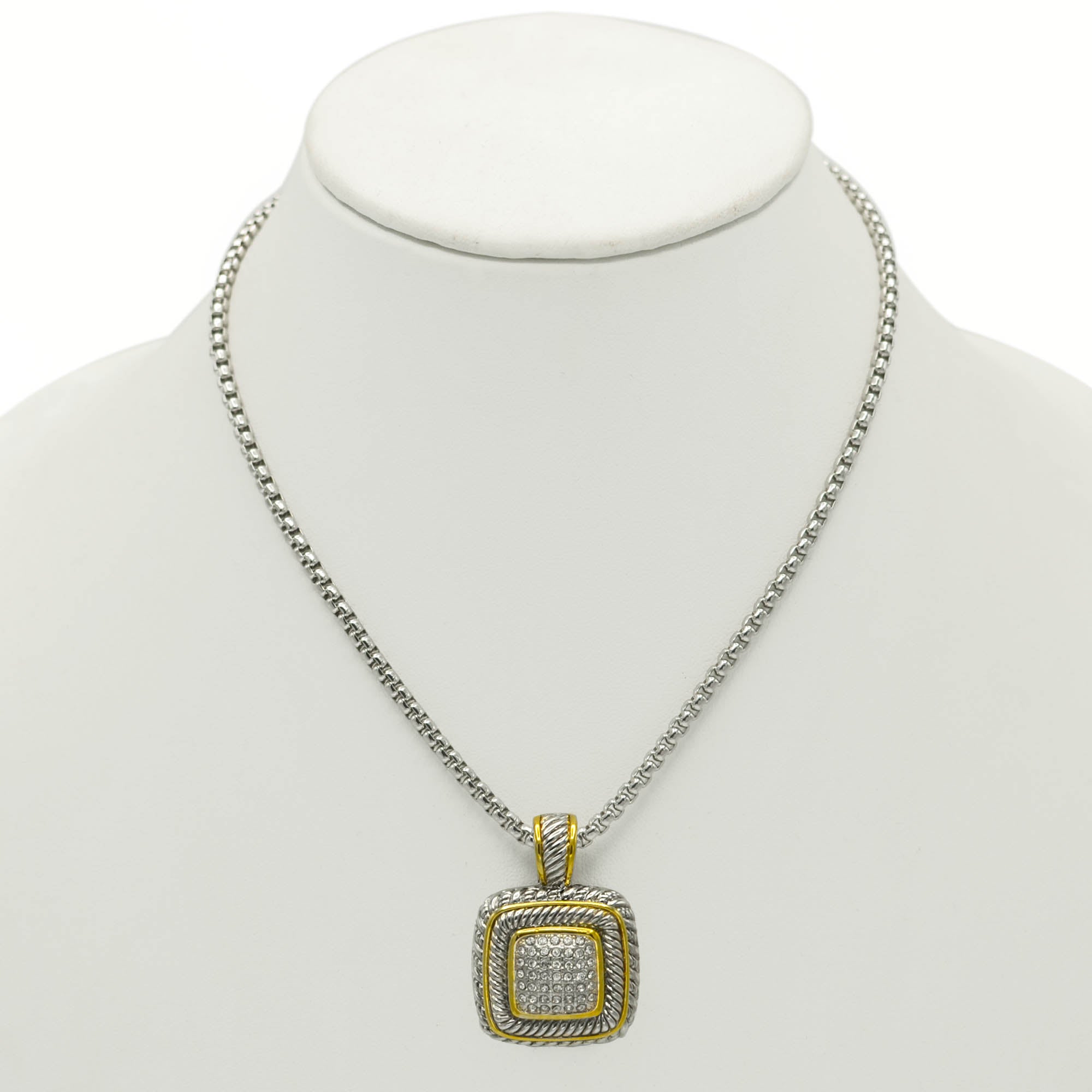 ペンダント２つ TWO TONE PAVE SQUARE CRYSTAL ENGRAVED PENDANT WITH BOX CHAIN