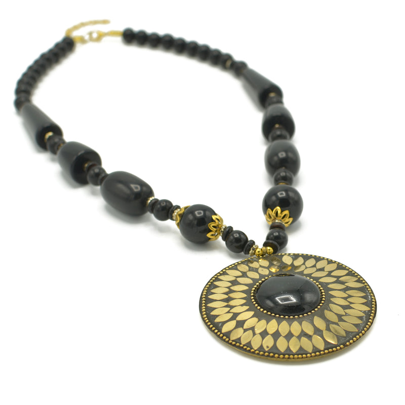 BLACK BEADS WITH ROUND GOLD PENDANT NECKLACE